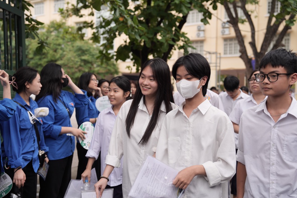 Nhiều thi sinh phấn khởi bởi đề thi trắc nghiệm thời gian l&agrave;m b&agrave;i nhanh v&agrave; kh&ocirc;ng qu&aacute; kh&oacute;. Tại điểm Trường&nbsp;THPT Ng&ocirc; Th&igrave; Nhậm, huyện Thanh Tr&igrave;, n&eacute;t mặt rạng ngời của th&iacute; sinh khi bước ra khỏi ph&ograve;ng thi. Ảnh: Kh&aacute;nh Huy.