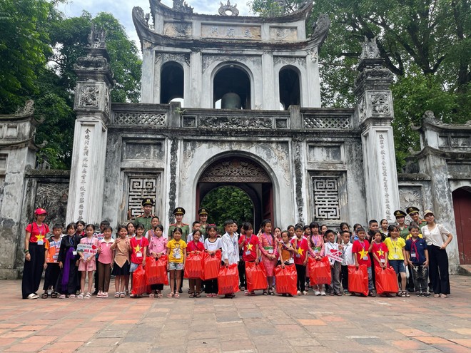 Tham quan, d&acirc;ng hương tại khu di t&iacute;ch Văn Miếu - Quốc Tử Gi&aacute;m