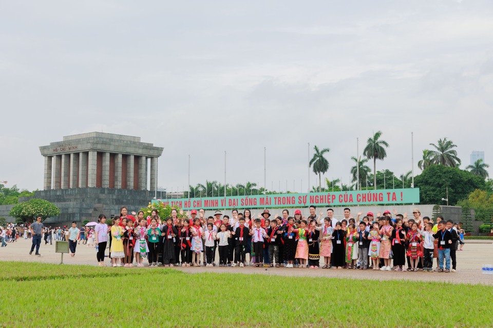 Chương tr&igrave;nh thiện nguyện &ldquo;H&agrave;nh tr&igrave;nh chắp c&aacute;nh ước mơ&rdquo; diễn ra trong 3 ng&agrave;y từ 7 - 9/6, với sự tham gia của 50 em nhỏ, gồm trẻ mồ c&ocirc;i trong dự &aacute;n &ldquo;Nu&ocirc;i Em&rdquo; v&agrave; học sinh c&oacute; ho&agrave;n cảnh kh&oacute; khăn nhưng đạt kết quả học tập xuất sắc của 5 điểm trường: PTDT B&aacute;n tr&uacute; Na Kh&ecirc;, PTDT B&aacute;n tr&uacute; S&ugrave;ng Th&aacute;i, PTDT B&aacute;n tr&uacute; Hữu Vinh, PTDT B&aacute;n tr&uacute; S&ugrave;ng Ch&aacute;ng v&agrave; PTDT B&aacute;n tr&uacute; TH Lao v&agrave; Chải.