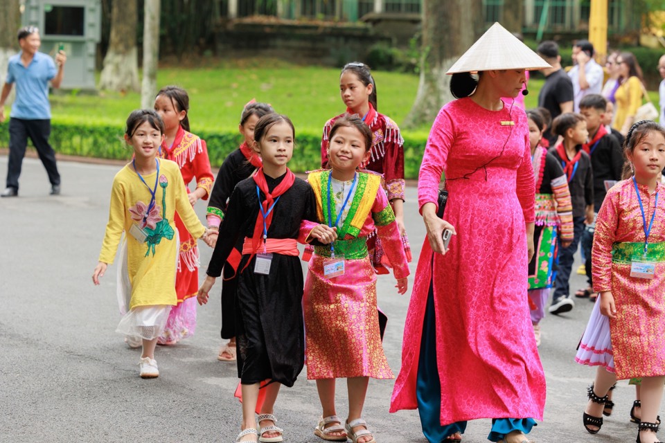 Dân mạng khen ảnh anh cảnh vệ nắm tay em bé vùng cao thăm Lăng Bác - Ảnh 6