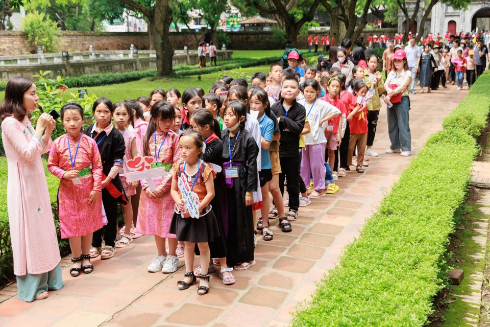 Dân mạng khen ảnh anh cảnh vệ nắm tay em bé vùng cao thăm Lăng Bác - Ảnh 8