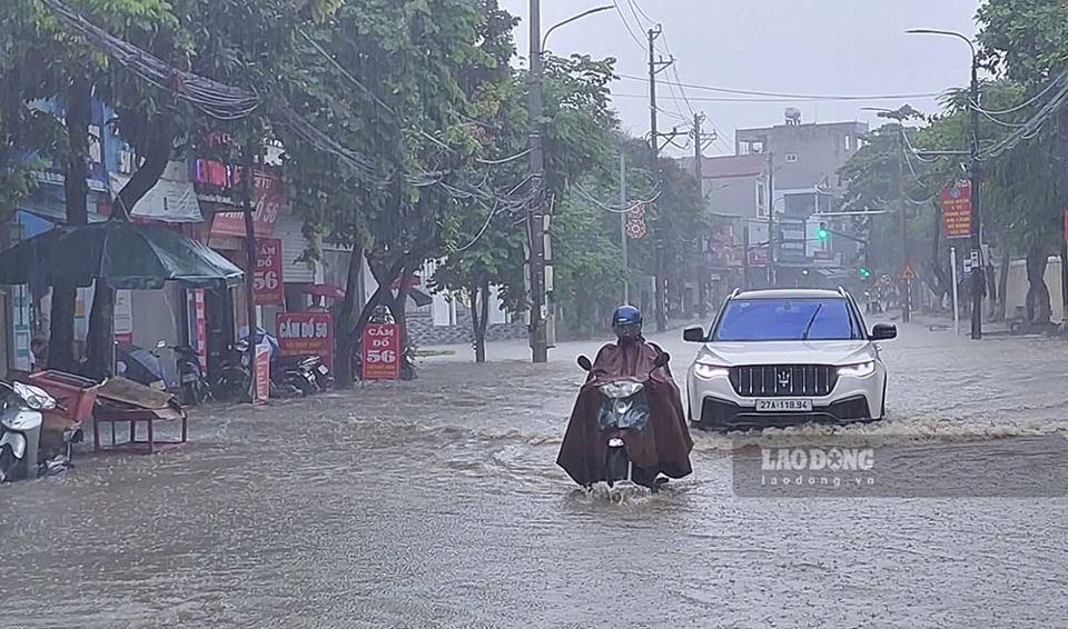 Điện Biên ngập lụt nhiều tuyến phố, sân vận động thành biển nước sau mưa lớn - Ảnh 11