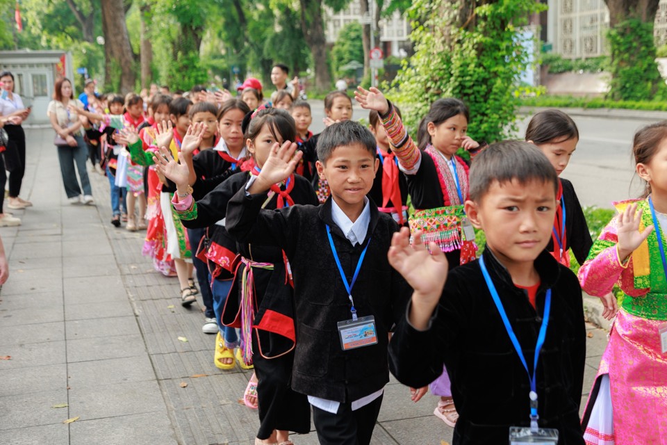 Dân mạng khen ảnh anh cảnh vệ nắm tay em bé vùng cao thăm Lăng Bác - Ảnh 3