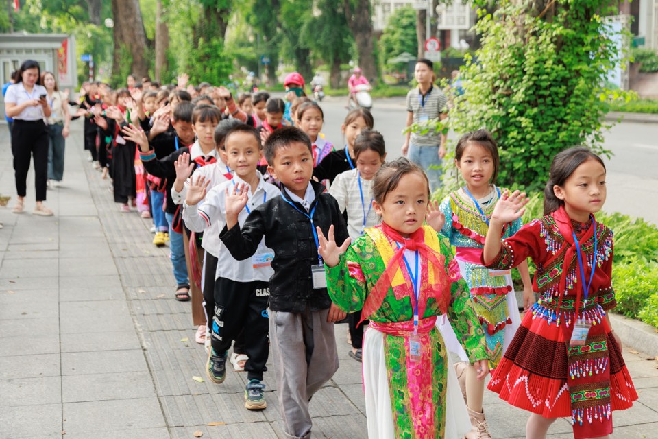 Dân mạng khen ảnh anh cảnh vệ nắm tay em bé vùng cao thăm Lăng Bác - Ảnh 2