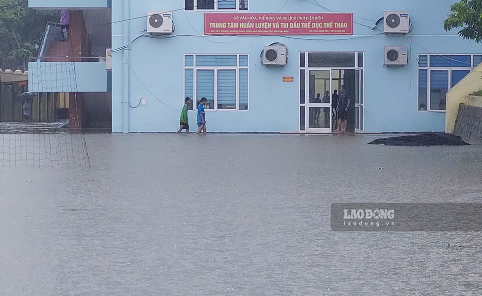 Điện Biên ngập lụt nhiều tuyến phố, sân vận động thành biển nước sau mưa lớn - Ảnh 3