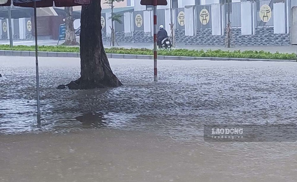 Điện Biên ngập lụt nhiều tuyến phố, sân vận động thành biển nước sau mưa lớn - Ảnh 4