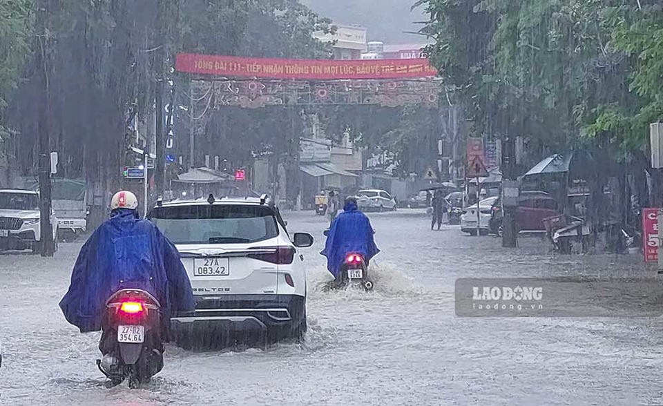 Điện Biên ngập lụt nhiều tuyến phố, sân vận động thành biển nước sau mưa lớn - Ảnh 5