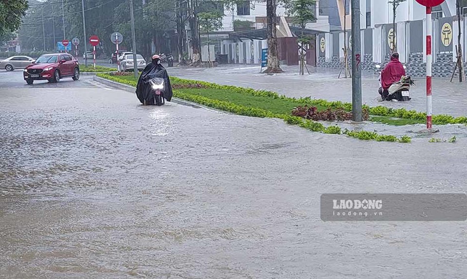 Điện Biên ngập lụt nhiều tuyến phố, sân vận động thành biển nước sau mưa lớn - Ảnh 6