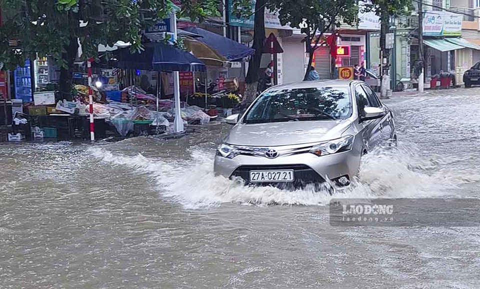 Điện Biên ngập lụt nhiều tuyến phố, sân vận động thành biển nước sau mưa lớn - Ảnh 7