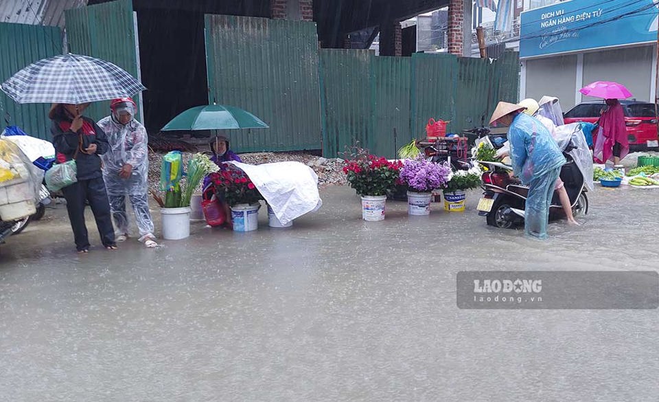 Điện Biên ngập lụt nhiều tuyến phố, sân vận động thành biển nước sau mưa lớn - Ảnh 8