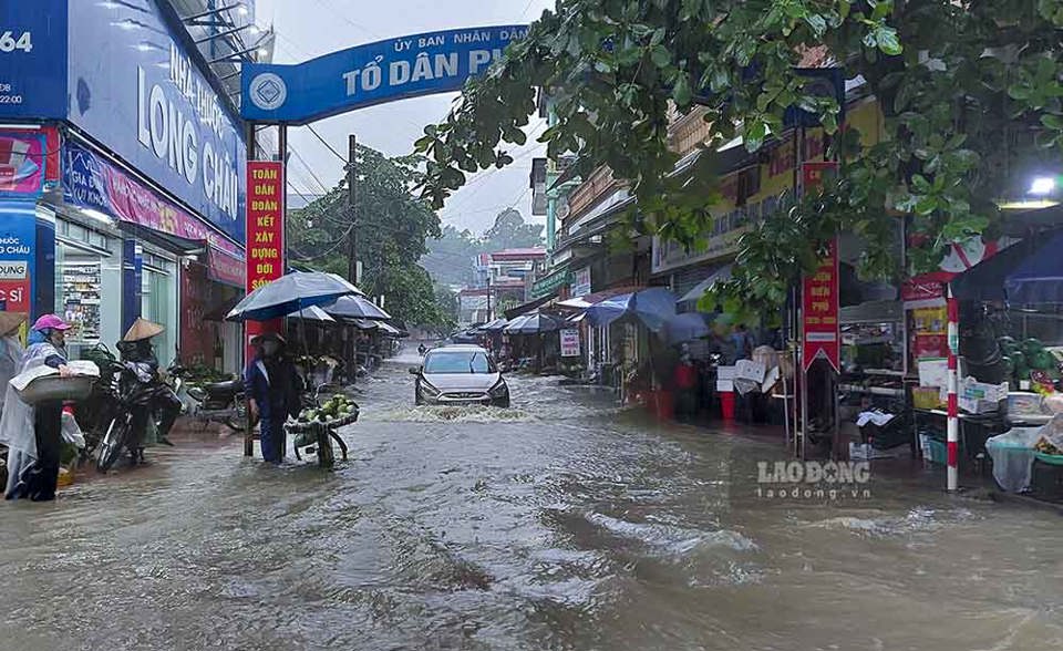 Điện Biên ngập lụt nhiều tuyến phố, sân vận động thành biển nước sau mưa lớn - Ảnh 9