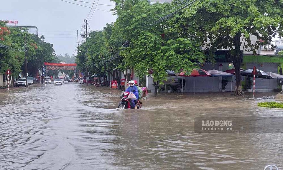 Điện Biên ngập lụt nhiều tuyến phố, sân vận động thành biển nước sau mưa lớn - Ảnh 10