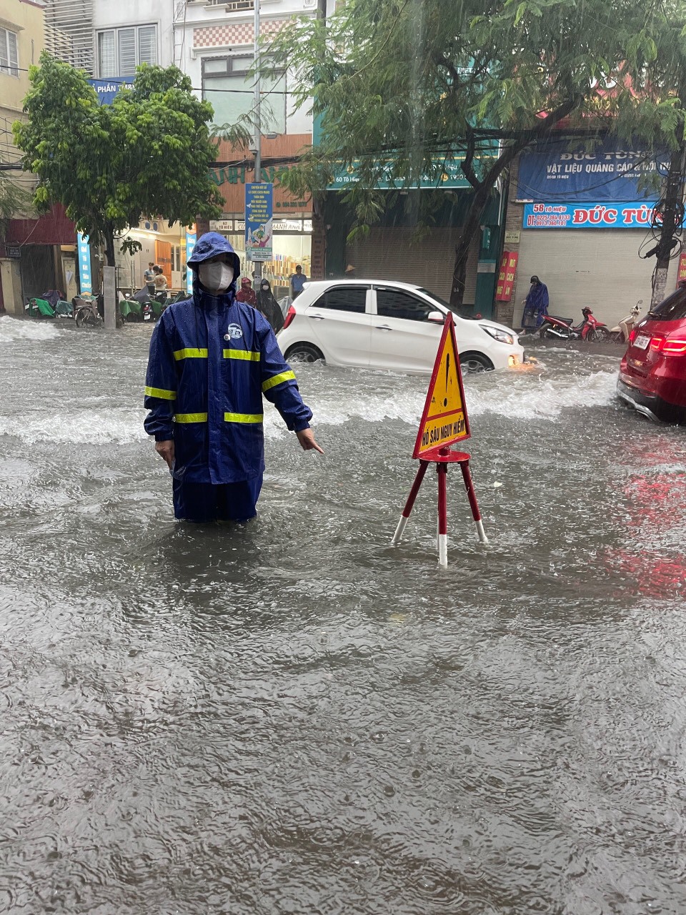 Nh&acirc;n vi&ecirc;n C&ocirc;ng ty TNHH MTV Tho&aacute;t nước Hải Ph&ograve;ng đặt biển cảnh b&aacute;o khu vực nước s&acirc;u.