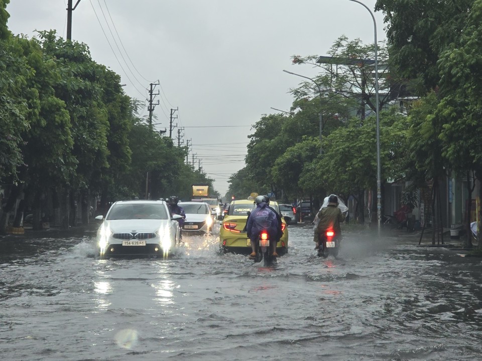 C&aacute;c phương tiện chật vật di chuyển.&nbsp;