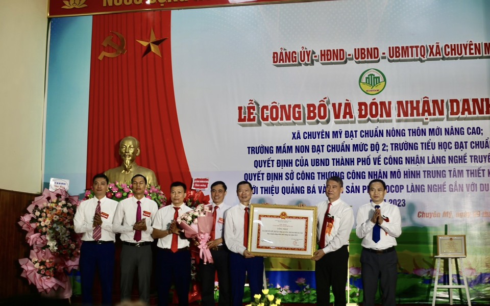 L&atilde;nh đạo huyện Ph&uacute; Xuy&ecirc;n trao danh hiệu c&ocirc;ng nhận đạt chuẩn NTM n&acirc;ng cao năm 2023 cho Đảng bộ, ch&iacute;nh quyền v&agrave; Nh&acirc;n d&acirc;n x&atilde; Chuy&ecirc;n Mỹ.