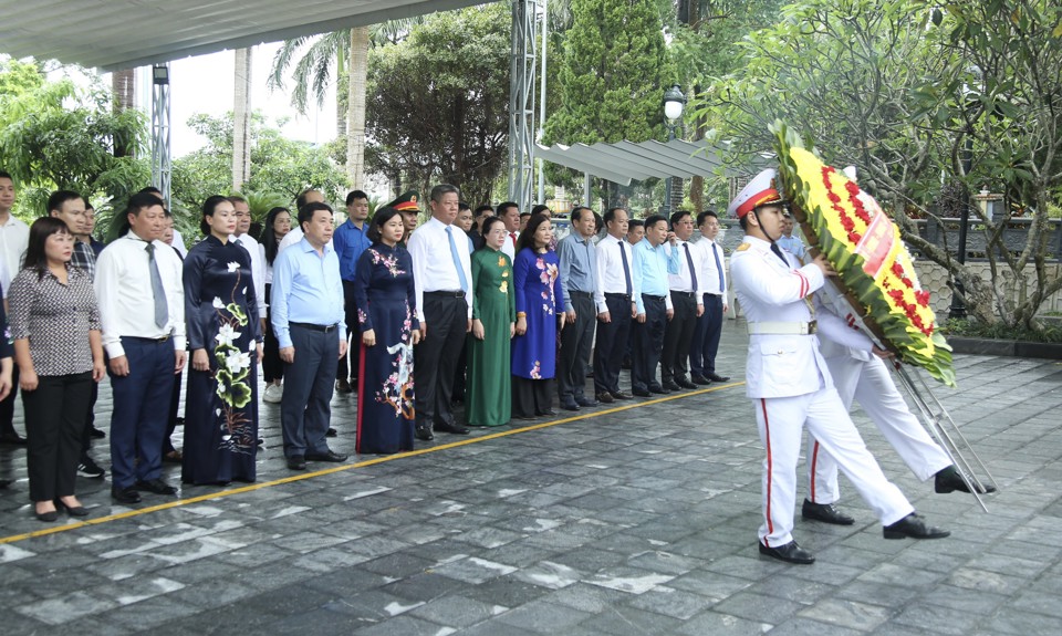 Ủy vi&ecirc;n T.Ư Đảng, Ph&oacute; B&iacute; thư Thường trực Th&agrave;nh uỷ Nguyễn Thị Tuyến c&ugrave;ng c&aacute;c đại biểu trong Đo&agrave;n c&ocirc;ng t&aacute;c&nbsp;đặt v&ograve;ng hoa tưởng niệm tại Nghĩa trang liệt sĩ Quốc gia Vị Xuy&ecirc;n (tỉnh H&agrave; Giang).