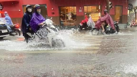 Mưa lớn k&eacute;o d&agrave;i khiến nhiều tuyến phố ngập lụt, giao th&ocirc;ng kh&oacute; khăn.