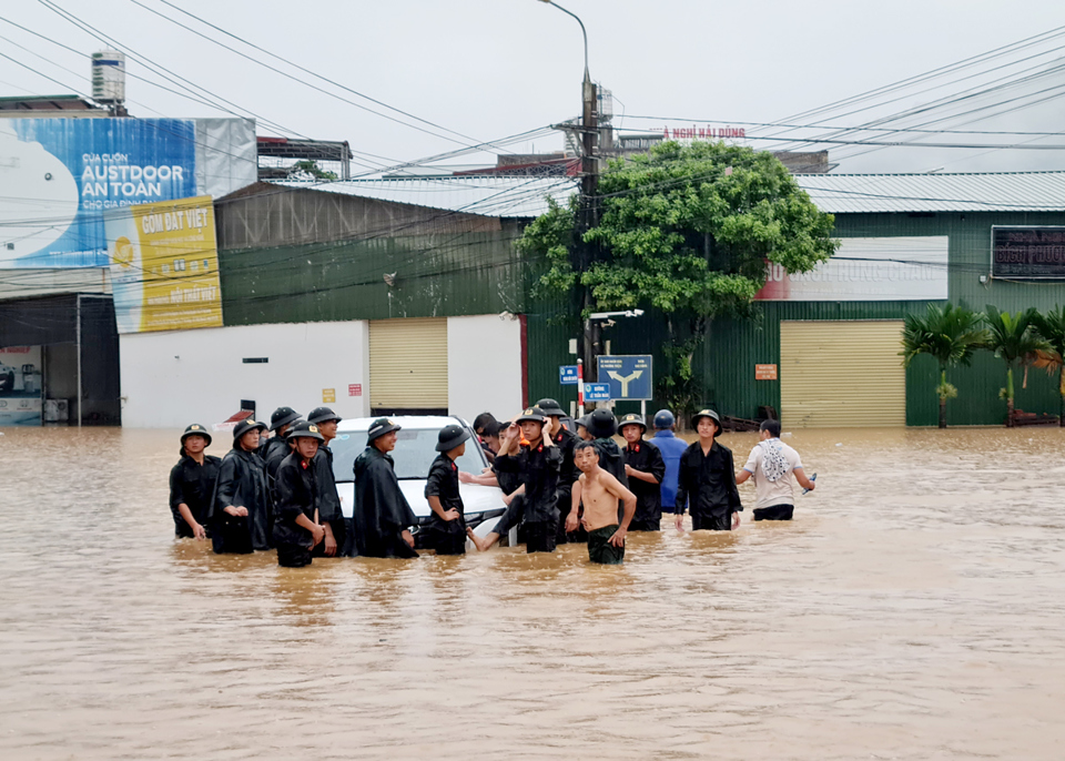 Lực lượng c&ocirc;ng an hỗ trợ người d&acirc;n di dời t&agrave;i sản bị ngập. &nbsp;