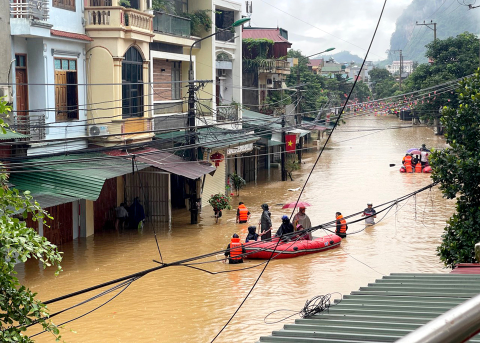 C&aacute;c lực lượng hỗ trợ người d&acirc;n di dời người v&agrave; t&agrave;i sản tại H&agrave; Giang sau trận mưa lớn ng&agrave;y 9-10/6. Ảnh: b&aacute;o H&agrave; Giang.