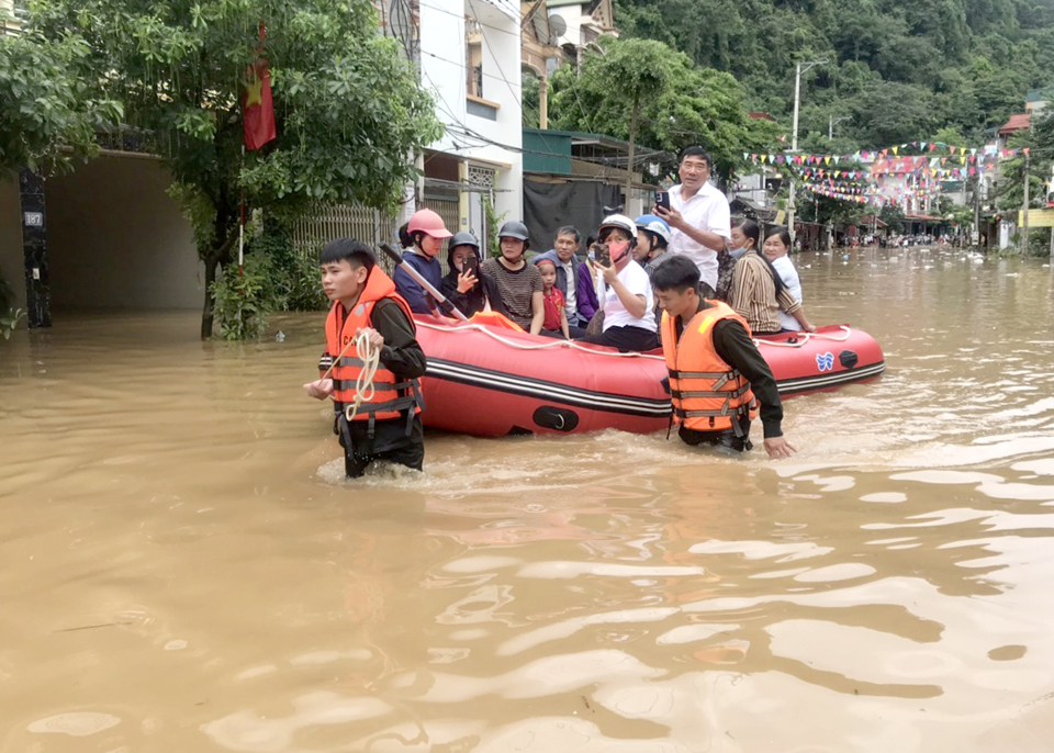 Đưa người d&acirc;n qua điểm ngập &uacute;ng an to&agrave;n.