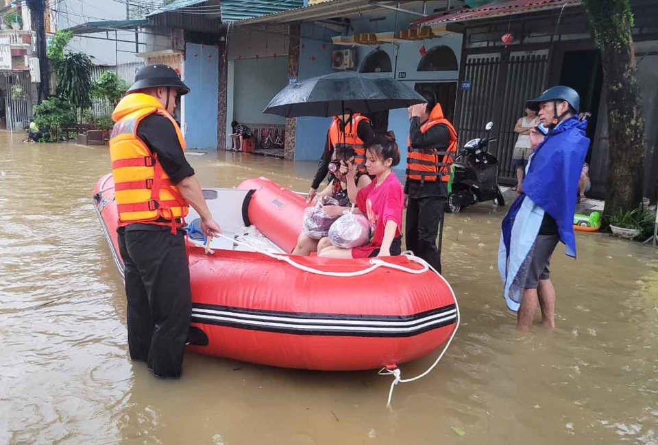 C&ocirc;ng an tỉnh H&agrave; Giang huy động lực lượng giải cứu người mắc kẹt trong nước lũ d&acirc;ng cao. Ảnh: C&ocirc;ng an H&agrave; Giang