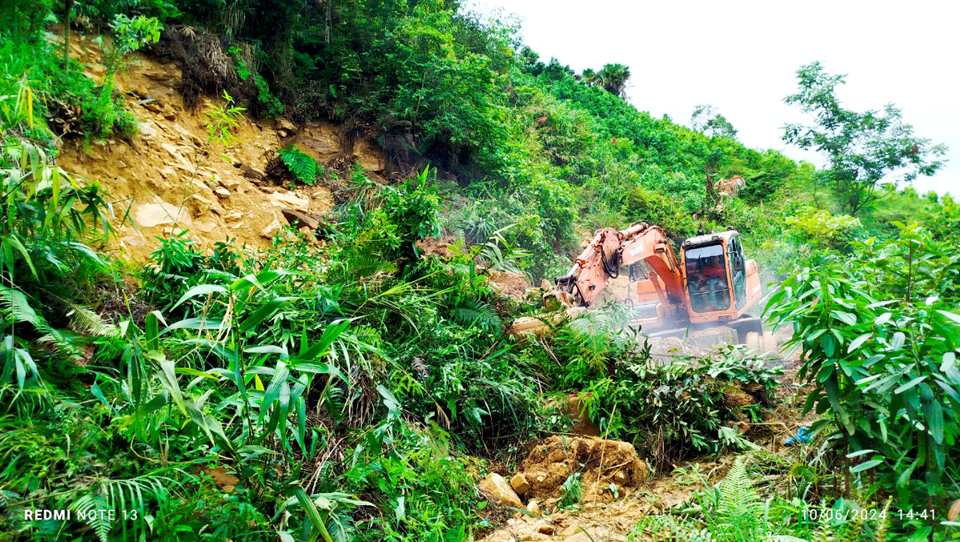 X&atilde; Cao Bồ, Vị Xuy&ecirc;n huy động m&aacute;y m&oacute;c san gạt đường bị sạt lở. &nbsp;