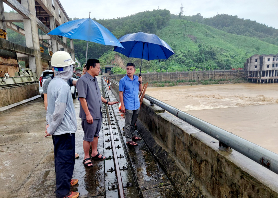 Chủ tịch UBND tỉnh H&agrave; Giang Nguyễn Văn Sơn kiểm tra mực nước tr&ecirc;n s&ocirc;ng L&ocirc;