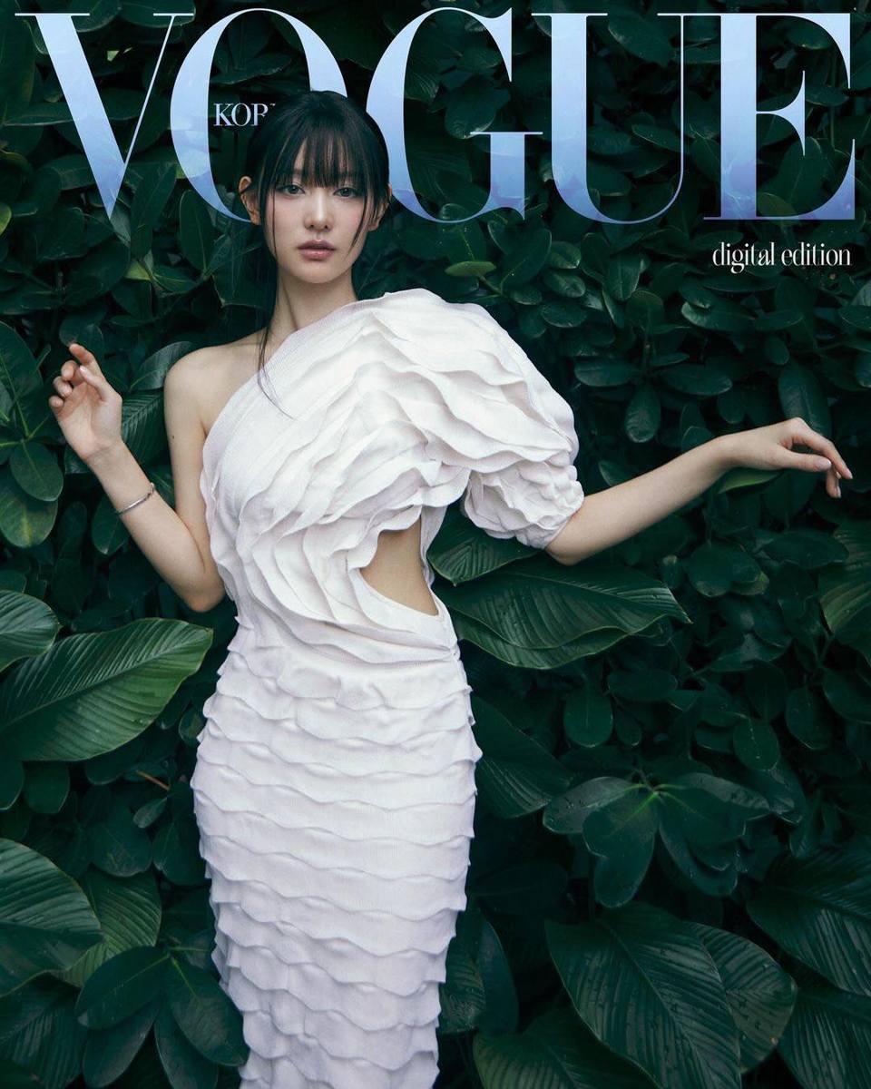 "Nữ hoàng nước mắt" Kim Ji Won đẹp mê hoặc trên bìa Vogue - Ảnh 1