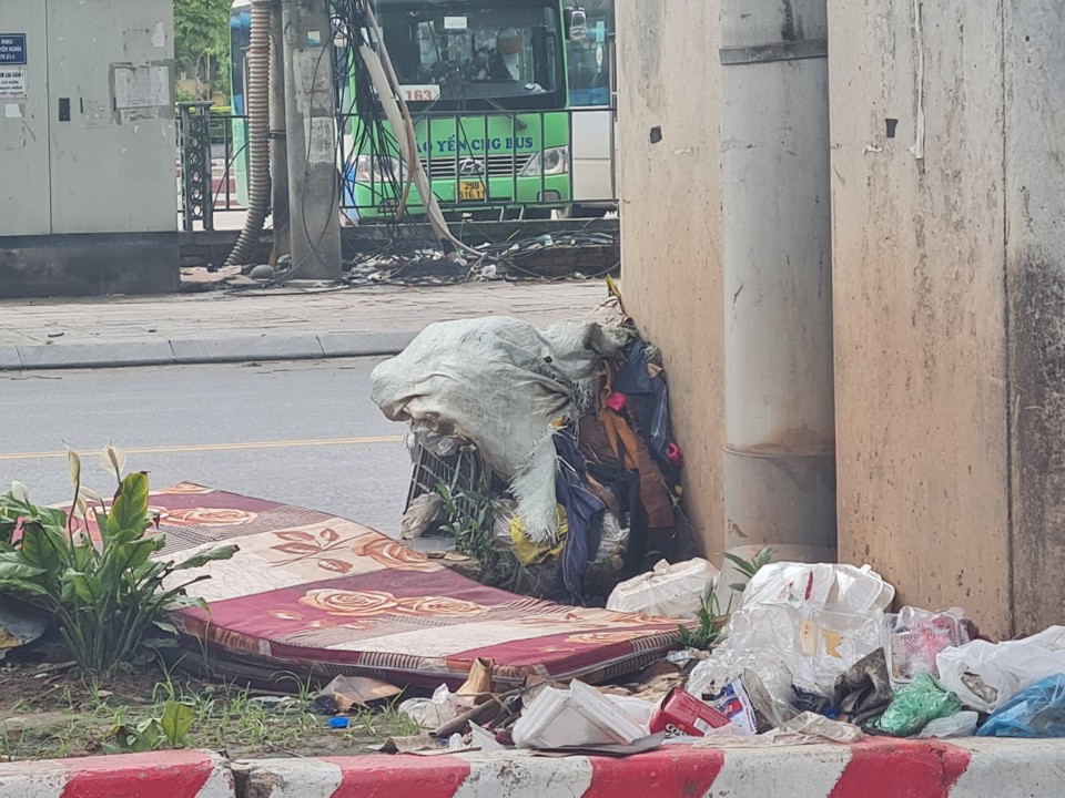 Tràn lan rác thải tồn đọng qua ngày trên Quốc lộ 6 - Ảnh 10