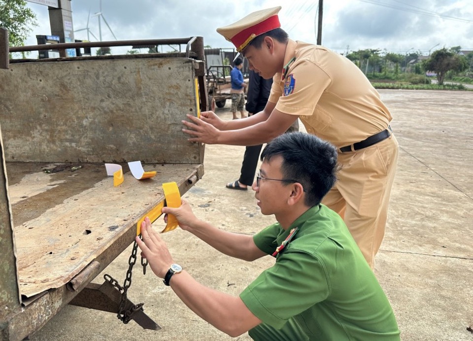 Lực lượng C&ocirc;ng an huyện Đắk Song tiến h&agrave;nh d&aacute;n dealcal phản quang cho xe c&ocirc;ng n&ocirc;ng, m&aacute;y c&agrave;y, m&aacute;y k&eacute;o nhỏ.