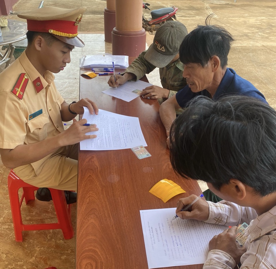 C&aacute;c chủ phương tiện ở huyện Đắk Song, tỉnh Đắk N&ocirc;ng k&yacute; cam kết chấp h&agrave;nh nghi&ecirc;m luật giao th&ocirc;ng đường bộ.