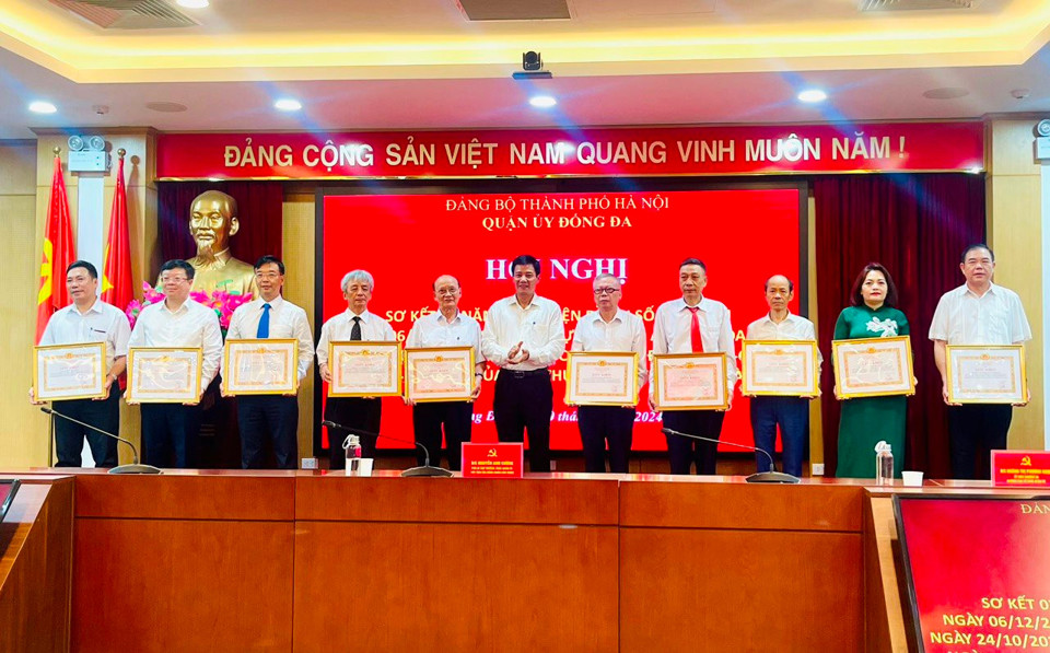 Chủ tịch HĐND quận Đống Đa Nguyễn Anh Cường trao khen thưởng cho c&aacute;c tập thể c&oacute; th&agrave;nh t&iacute;ch trong thực hiện Đề &aacute;n 11-ĐA/TU.