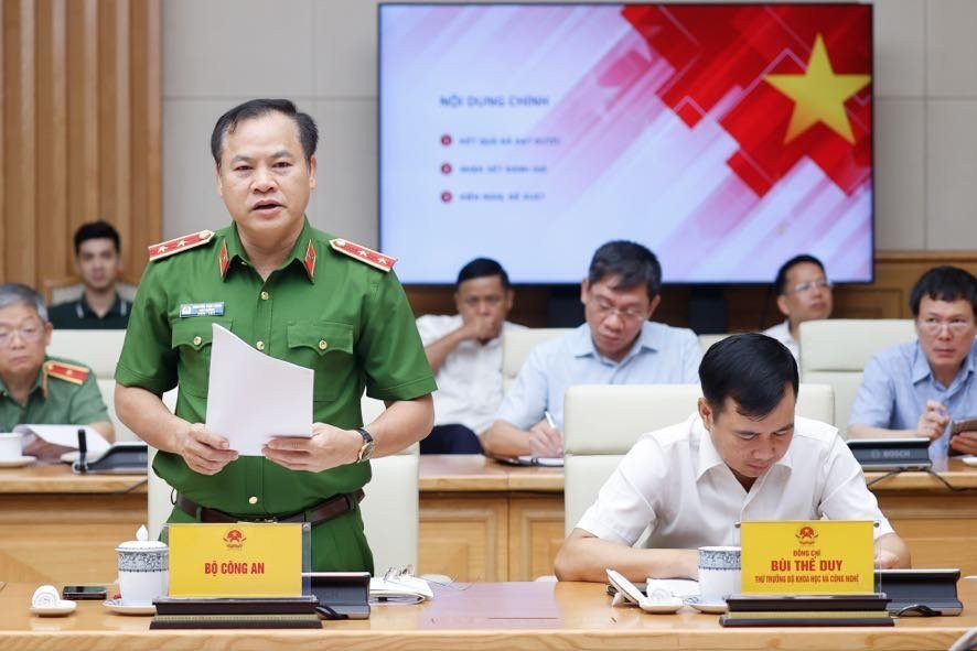 Trung tướng Nguyễn Văn Long - Thứ trưởng Bộ C&ocirc;ng an tr&igrave;nh b&agrave;y b&aacute;o c&aacute;o tại hội nghị. Ảnh: VGP