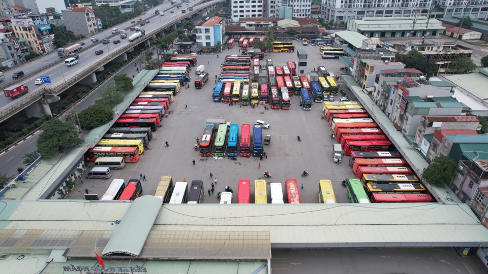 Vận tải h&agrave;nh kh&aacute;ch tuyến cố định&nbsp;đang đứng trước &aacute;p lực cạnh tranh rất lớn của xe kh&aacute;ch tr&aacute; h&igrave;nh, xe tiện chuyến, ...