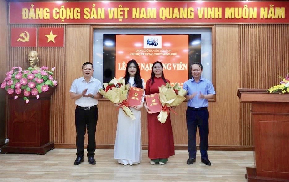 Kết nạp đảng vi&ecirc;n mới tại Chi bộ Trường THPT Minh Ph&uacute; (huyện S&oacute;c Sơn). Ảnh: L&acirc;m Nguyễn