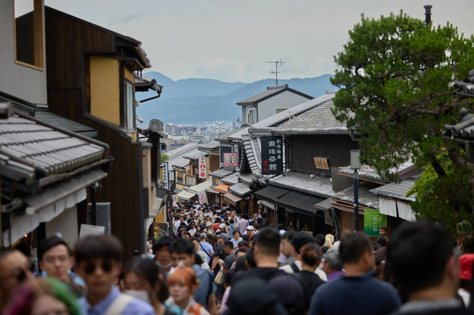 Đường phố Kyoto, Nhật Bản trở n&ecirc;n đ&ocirc;ng nghẹt v&igrave; qu&aacute; nhiều kh&aacute;ch du lịch. Ảnh:&nbsp;Shoko Takayasu