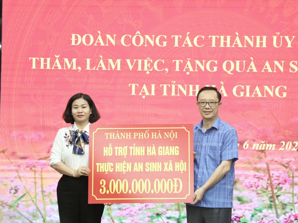 Ủy viên T.Ư Đảng, Phó Bí thư Thường trực Thành ủy Hà Nội Nguyễn Thị Tuyến trao hỗ trợ cho tỉnh Hà Giang thực hiện an sinh xã hội. Ảnh: Phạm Hùng