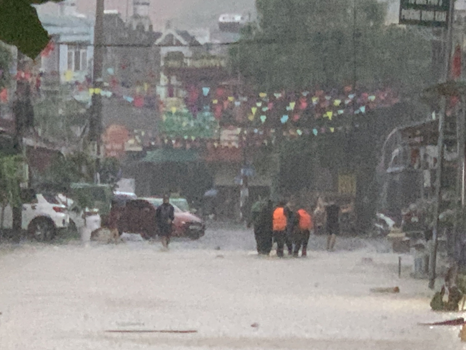 Toàn cảnh TP Hà Giang ngập úng, sạt lở đất, ách tắc giao thông - Ảnh 9