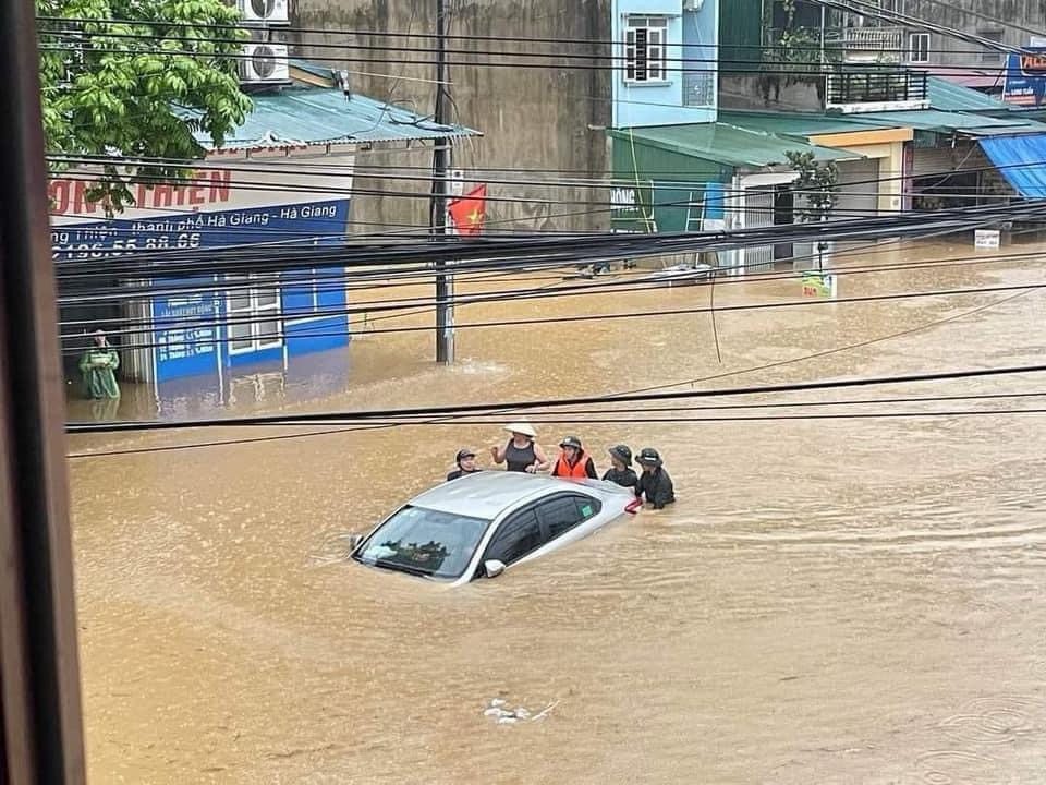 Toàn cảnh TP Hà Giang ngập úng, sạt lở đất, ách tắc giao thông - Ảnh 14