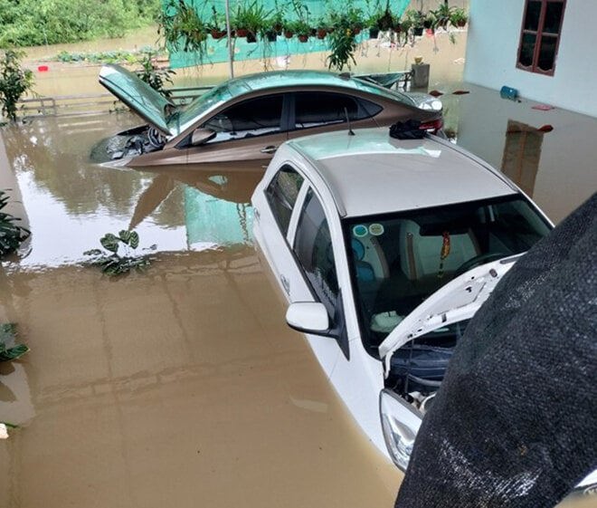 Hai xe &ocirc; t&ocirc; v&agrave; nhiều đồ đạc c&oacute; gi&aacute; trị của gia đ&igrave;nh chị Chang (ở tổ d&acirc;n phố Hộ Sơn, phường Nam Tiến, TP Phổ Y&ecirc;n) bị ngập.