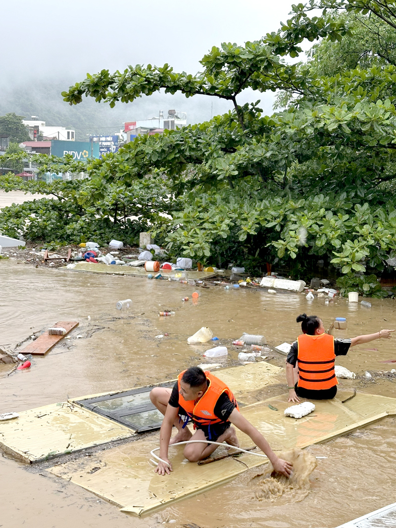 Người d&acirc;n th&agrave;nh phố H&agrave; Giang t&igrave;m kiếm t&agrave;i sản bị cuốn tr&ocirc;i. Ảnh: b&aacute;o H&agrave; Giang.