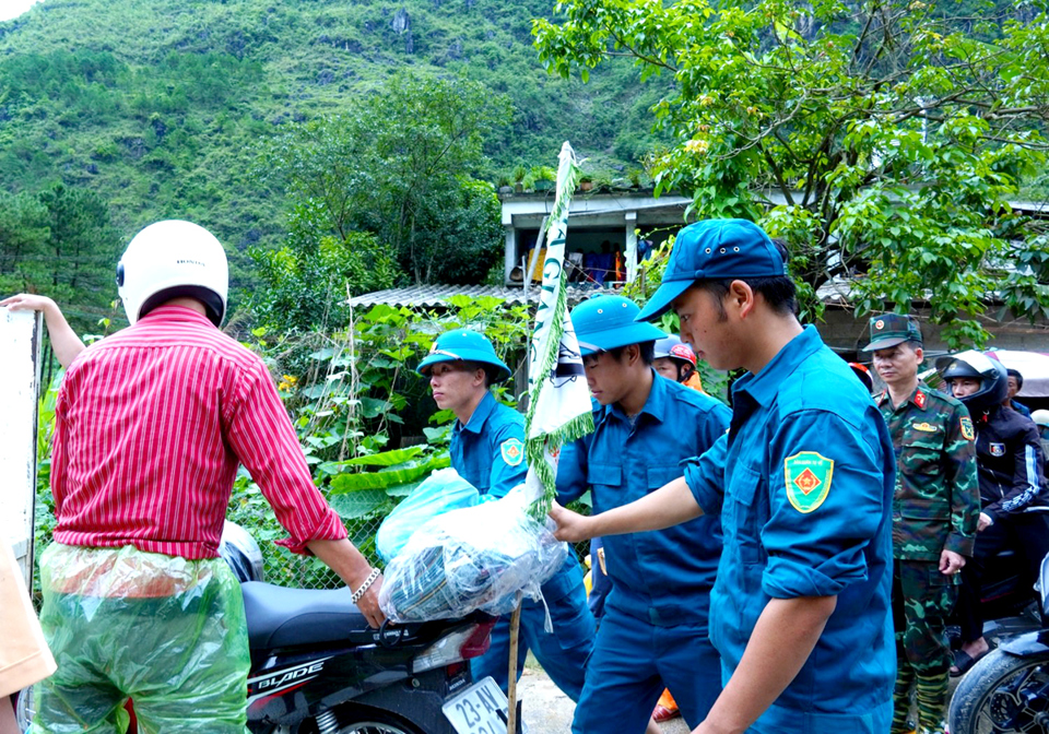 C&aacute;c du kh&aacute;ch bị mắc kẹt dưới tuyến đường xuống s&ocirc;ng Nho Quế được hỗ trợ đến nơi an to&agrave;n.