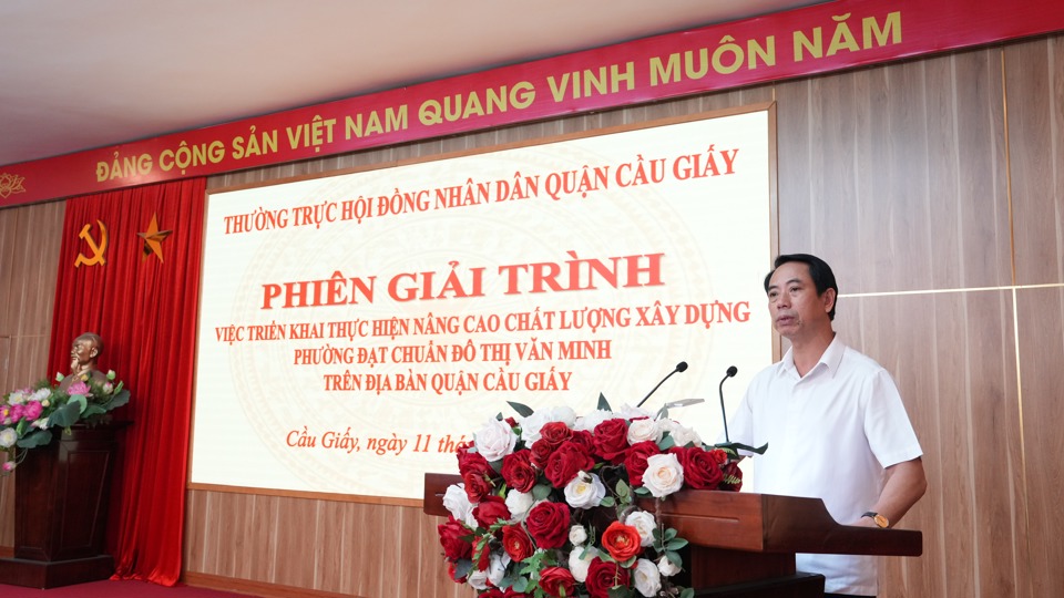 Ph&oacute; B&iacute; thư Thường trực, Chủ tịch HĐND quận Cầu Giấy Nguyễn Văn Chiến ph&aacute;t biểu tại phi&ecirc;n giải tr&igrave;nh.