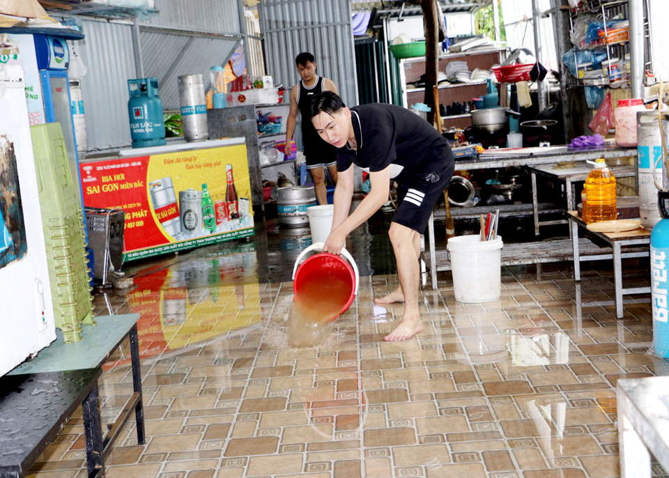 Anh Nguyễn Xu&acirc;n Thắng, tổ 3, phường Trần Ph&uacute; chia sẻ: Do mực nước l&ecirc;n qu&aacute; nhanh khiến gia đ&igrave;nh kh&ocirc;ng kịp di chuyển một số đồ d&ugrave;ng khiến một số điện bị ngập nước; ngay khi nước r&uacute;t t&ocirc;i đ&atilde; tập trung vệ sinh nh&agrave; cửa, sớm ổn định cuộc sống.