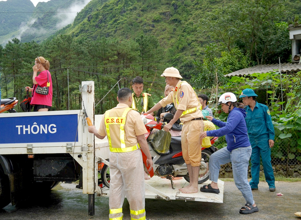 Cảnh s&aacute;t giao th&ocirc;ng sử dụng xe chuy&ecirc;n dụng hỗ trợ người d&acirc;n di chuyển đến nơi an to&agrave;n.