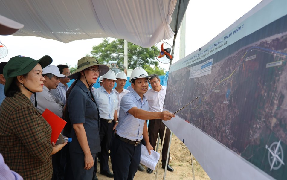 Ban thường vụ Tỉnh ủy Quảng Ng&atilde;i kiểm tra thực tế c&ocirc;ng tr&igrave;nh đường ven biển Dung Quất- Sa Huỳnh.