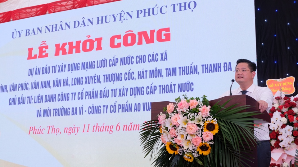 Ph&oacute; Chủ tịch UBND huyện Ph&uacute;c Thọ L&ecirc; Văn Thu ph&aacute;t biểu tại lễ khởi c&ocirc;ng.