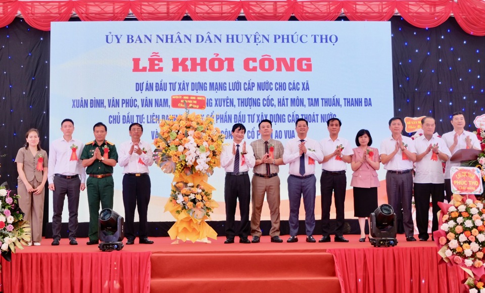 Tập thể l&atilde;nh đạo huyện Ph&uacute;c Thọ tặng hoa li&ecirc;n danh chủ đầu tư dự &aacute;n cấp nước cho 9 x&atilde;.