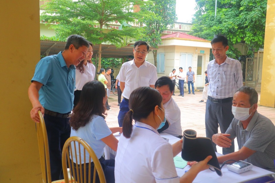 Đo&agrave;n thẩm định n&ocirc;ng th&ocirc;n mới TP H&agrave; Nội thăm m&ocirc; h&igrave;nh kh&aacute;m chữa bệnh tại Trung t&acirc;m Y tế x&atilde; Hạ Bằng.