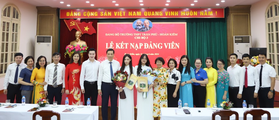 L&atilde;nh đạo quận Ho&agrave;n Kiếm, Th&agrave;nh đo&agrave;n H&agrave; Nội c&ugrave;ng Đảng bộ trường THPT Trần Ph&uacute; ch&uacute;c mừng 2 t&acirc;n đảng vi&ecirc;n